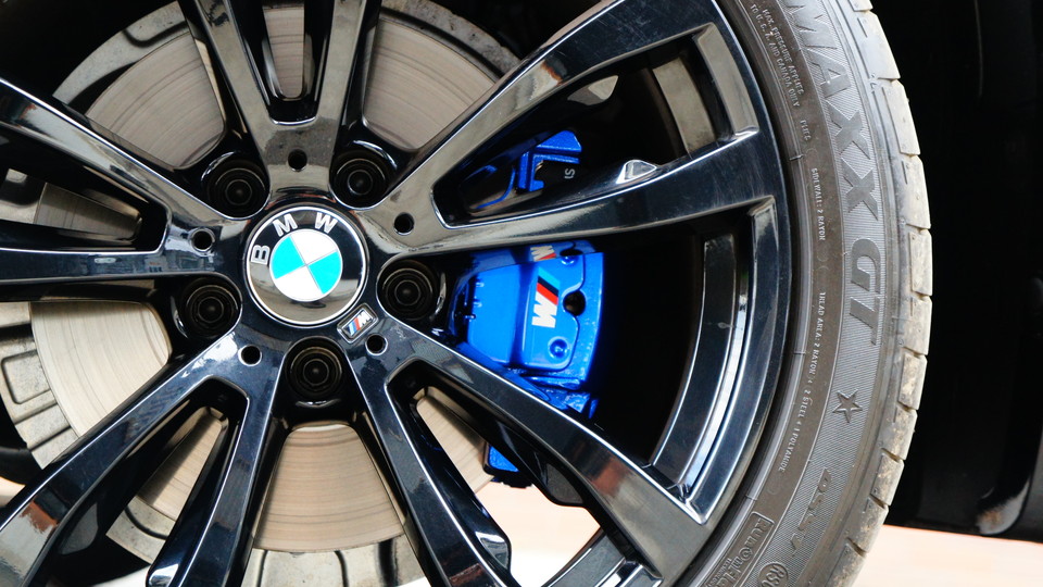 キャリパー塗装施工事例：BMW X5純正キャリパー塗装　カラー：#060 royal ocean blue IMG10_686_8KoGOO_sub5.jpg