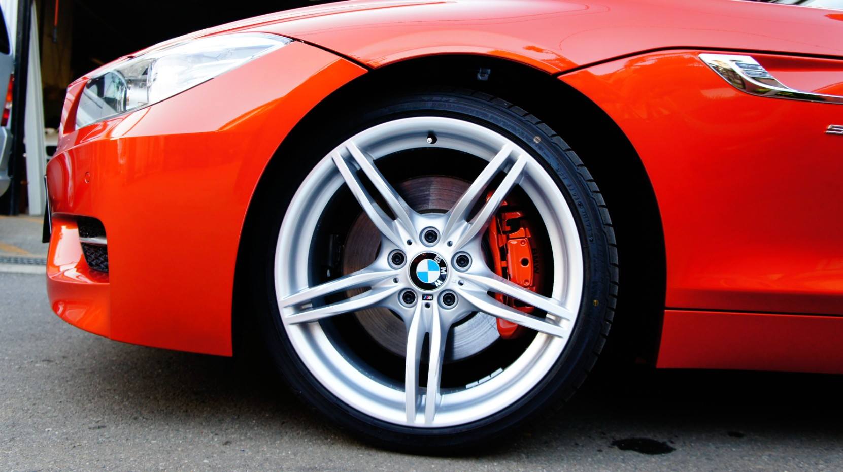 キャリパー塗装施工事例：BMW Z4 sDrive35iキャリパー塗装COLOR：ボディー同色系　※調色は別料金になります。 IMG10_882_6GjEP4_sub3.jpg