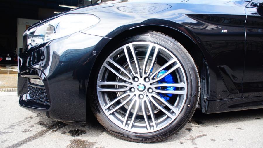 キャリパー塗装施工事例：BMW523d　キャリパー塗装COLOR：#1115 Deep marine blue　キドニーグリル：マットブラック塗装 IMG10_1935_9SvaL3_sub3.jpg