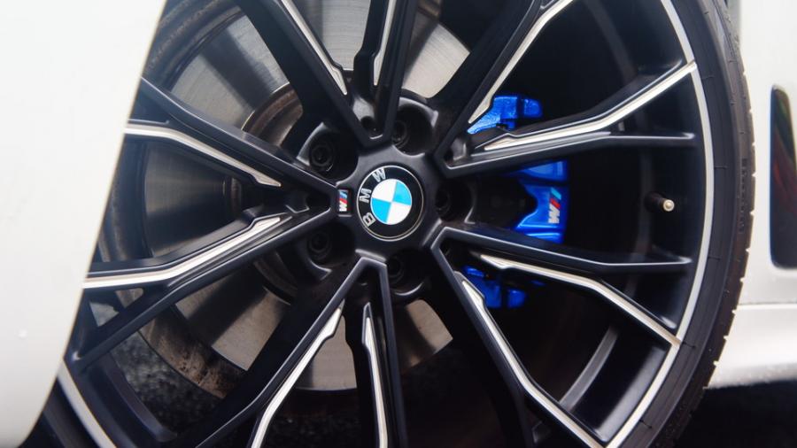 キャリパー塗装施工事例：BMW523d　キャリパー塗装COLOR:#1115 Deep marine blue IMG10_2005_nNjMJb_sub6.jpg