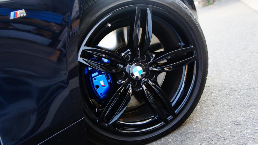 キャリパー塗装施工事例：BMW550i　キャリパー塗装COLOR:#1115 Deep marine blue　低ダストブレーキパット前後装着HELLA IMG10_2107_OXdd0J_sub4.jpg