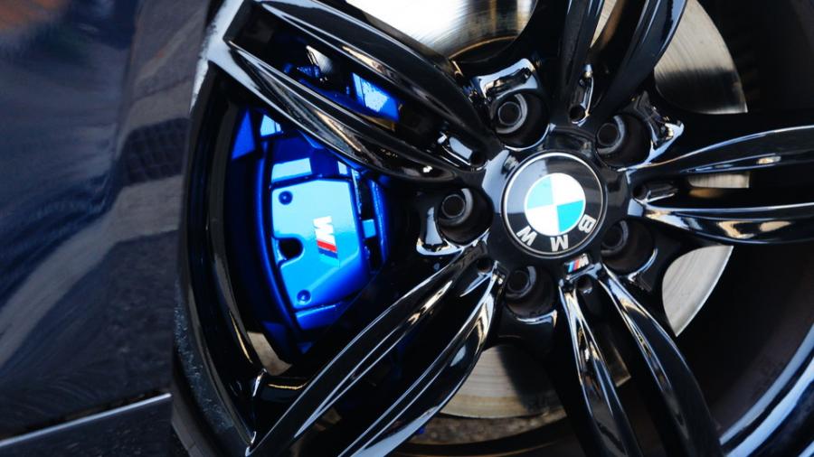 キャリパー塗装施工事例：BMW550i　キャリパー塗装COLOR:#1115 Deep marine blue　低ダストブレーキパット前後装着HELLA IMG10_2107_OXdd0J_sub5.jpg