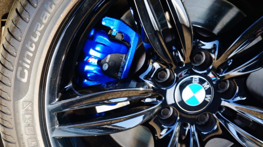 キャリパー塗装施工事例：BMW550i　キャリパー塗装COLOR:#1115 Deep marine blue　低ダストブレーキパット前後装着HELLA IMG10_2107_OXdd0J_sub6.jpg