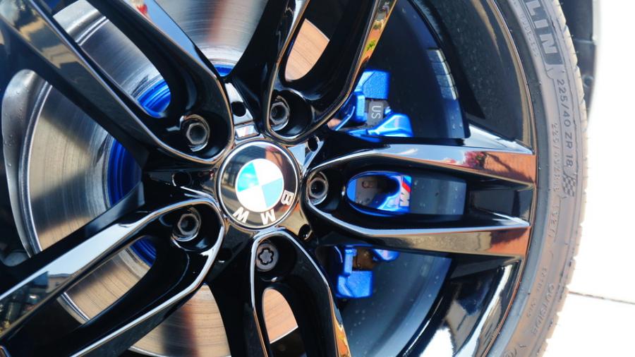 キャリパー塗装施工事例：BMW118　キャリパー・ローター塗装COLOR:#061 royal sky blue IMG10_2194_vFc4dc_sub3.jpg