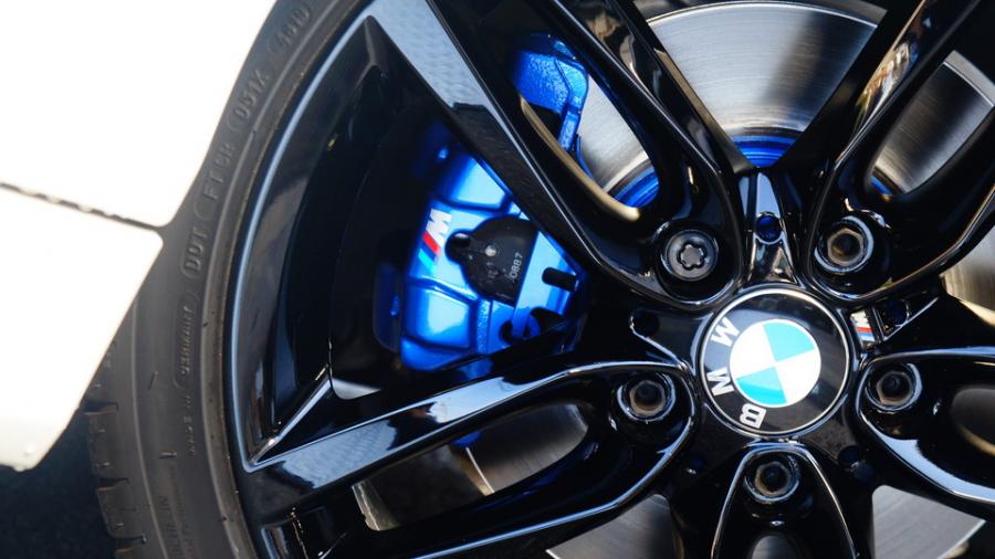 キャリパー塗装施工事例：BMW118　キャリパー・ローター塗装COLOR:#061 royal sky blue IMG10_2194_vFc4dc_sub6.jpg