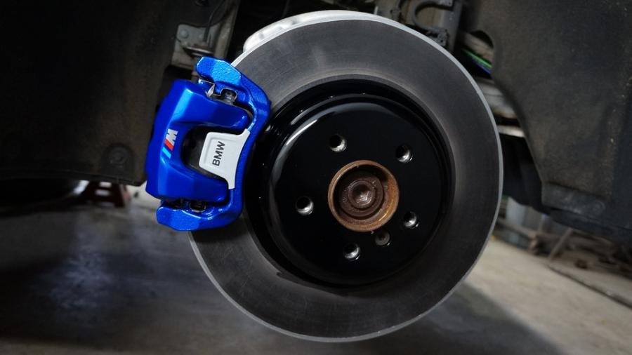 キャリパー塗装施工事例：BMW740　キャリパー塗装COLOR:#1115 Deep marine blue IMG10_2297_cVqwyl_sub2.jpg