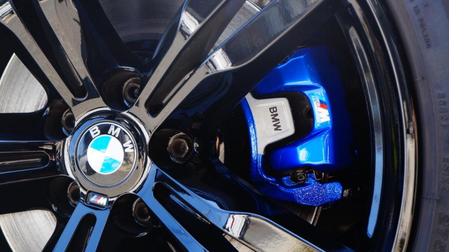 キャリパー塗装施工事例：BMW740　キャリパー塗装COLOR:#1115 Deep marine blue IMG10_2297_cVqwyl_sub6.jpg