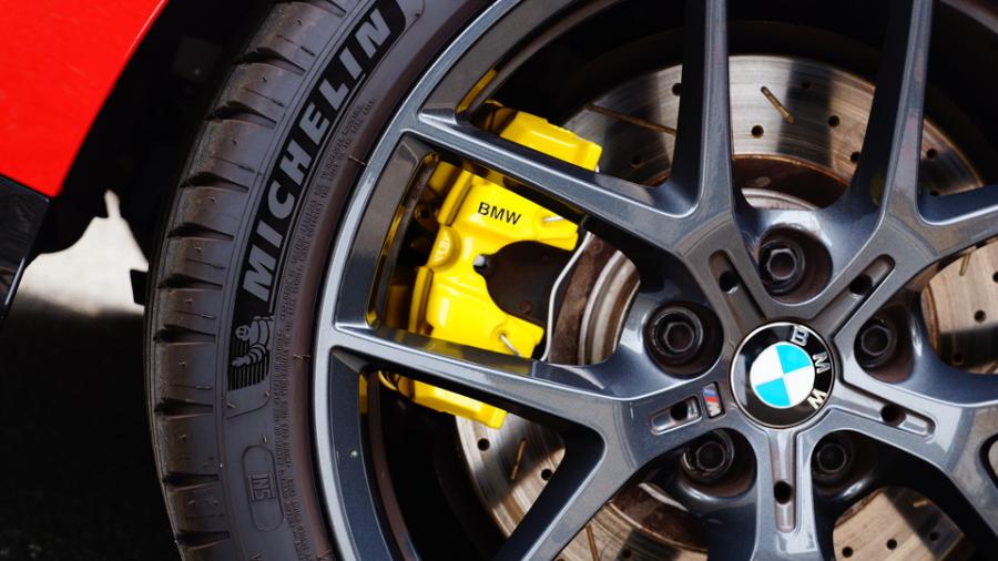 キャリパー塗装施工事例：BMW M235i　キャリパー塗装COLOR:#020 hawaiian passion yellow　ローター加工Type:12SD IMG10_2322_arUPFC_sub9.jpg