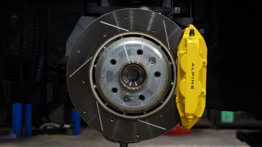 キャリパー塗装施工事例：アルピーヌA110　キャリパー塗装COLOR:#002 giallo modena IMG142_2264_ZDRGmV_sub1.jpg