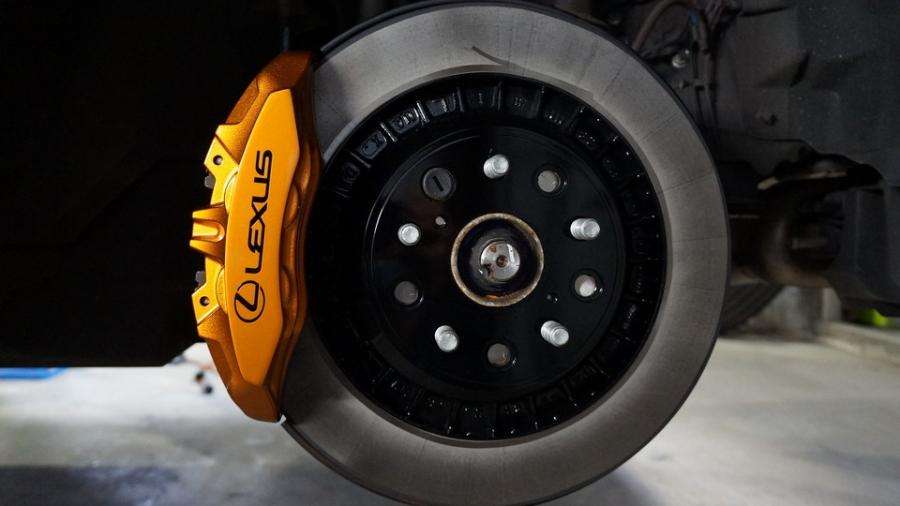 キャリパー塗装施工事例：レクサスLC　キャリパー塗装COLOR:#030 Royal art pearl orange gold　ローター塗装COLOR:#005 Deep coal black IMG20_2352_z3CMkS_sub2.jpg