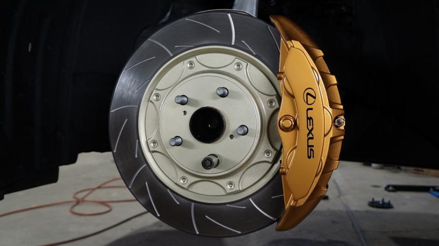 キャリパー塗装施工事例：レクサスLC　キャリパー塗装COLOR:#003 Tokyo midnight gold　ローター塗装COLOR:#008 Flash champagne gold　ローター加工Type：GALAXY IMG20_2355_xjy1a9_sub1.jpg