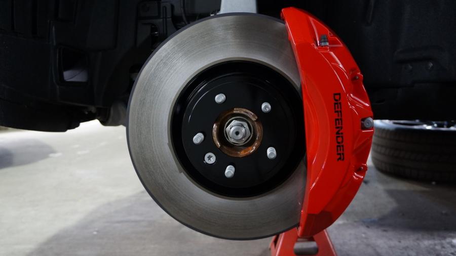 キャリパー塗装施工事例：ディフェンダー　キャリパー塗装＆ローター塗装COLOR:#001 Italian losso solid、#005 Deep coal black IMG29_2280_OyV8Dj_sub1.jpg