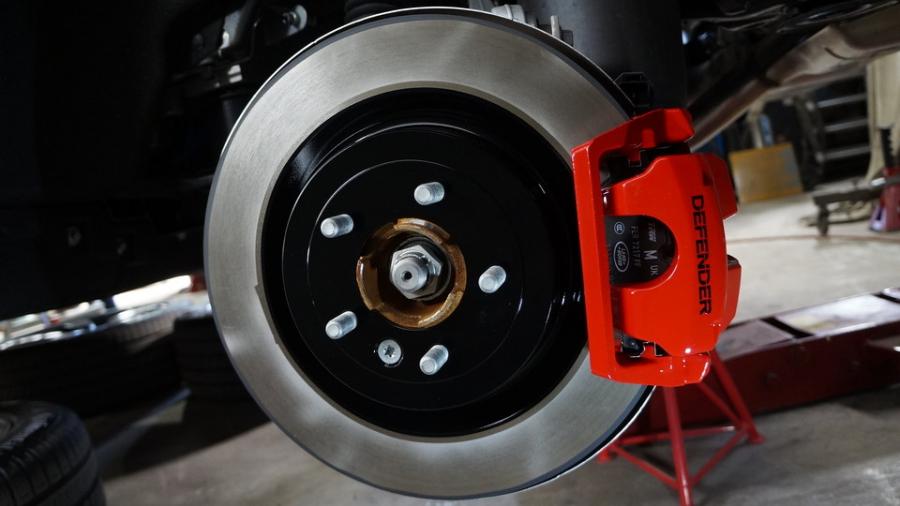 キャリパー塗装施工事例：ディフェンダー　キャリパー塗装＆ローター塗装COLOR:#001 Italian losso solid、#005 Deep coal black IMG29_2280_OyV8Dj_sub2.jpg