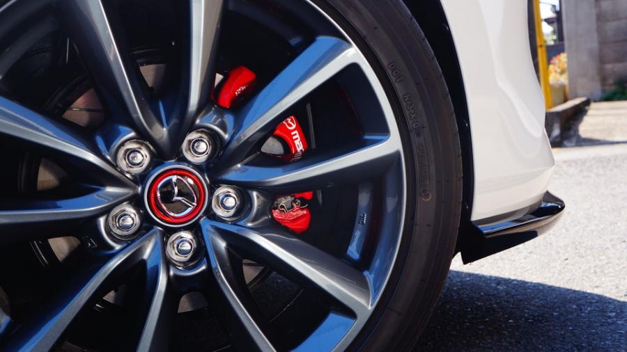 キャリパー塗装施工事例：マツダ3　キャリパー塗装＆ローター塗装COLOR:#1116 Acid green、#1116 Acid greenローター加工Type:DS4 IMG67_2287_N3UUFf_sub5.jpg