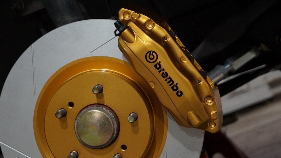 キャリパー塗装施工事例：ニッサングロリア　キャリパー塗装＆ローター塗装COLOR:#003 Tokyo midnight gold IMG69_2276_qLmab6_sub1.jpg