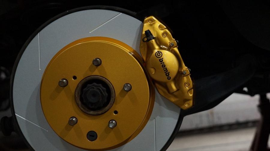 キャリパー塗装施工事例：ニッサングロリア　キャリパー塗装＆ローター塗装COLOR:#003 Tokyo midnight gold IMG69_2276_qLmab6_sub2.jpg