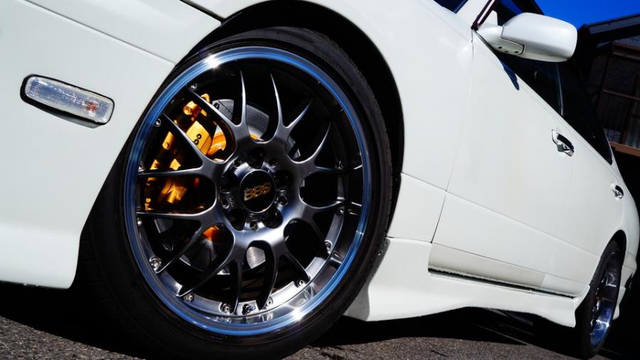 キャリパー塗装施工事例：ニッサングロリア　キャリパー塗装＆ローター塗装COLOR:#003 Tokyo midnight gold IMG69_2276_qLmab6_sub3.jpg