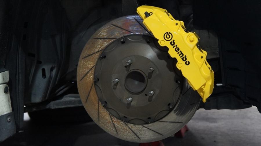 キャリパー塗装施工事例：ニッサンZ　キャリパー塗装COLOR:#002 giallo modena IMG69_2284_GcJd2F_sub1.jpg