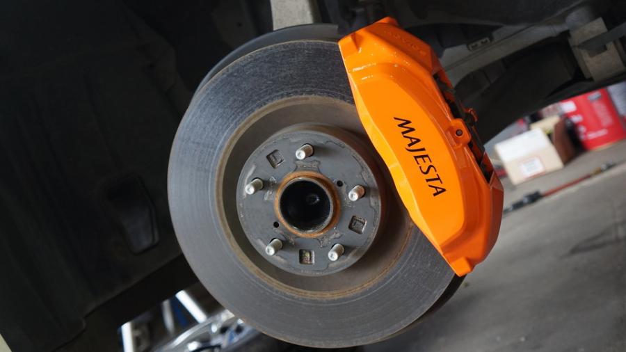 キャリパー塗装施工事例：クラウンマジェスタ　キャリパー塗装COLOR:#1110 Valencia premium orange IMG72_2319_ydSRXO_sub1.jpg