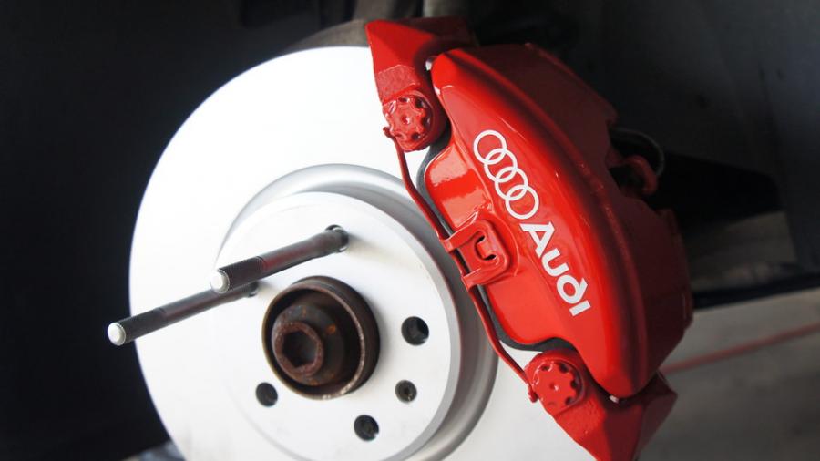 アウディA4　キャリパー塗装　COLOR:#001 Italian losso solid　DIXELローターへ交換　D-DASHブレーキパット一台分装着