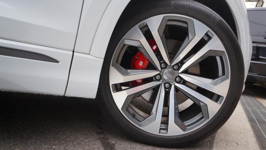 キャリパー塗装施工事例：アウディQ8　キャリパー塗装COLOR:#001 Italian losso solid IMG8_2277_ehIQTm_sub4.jpg