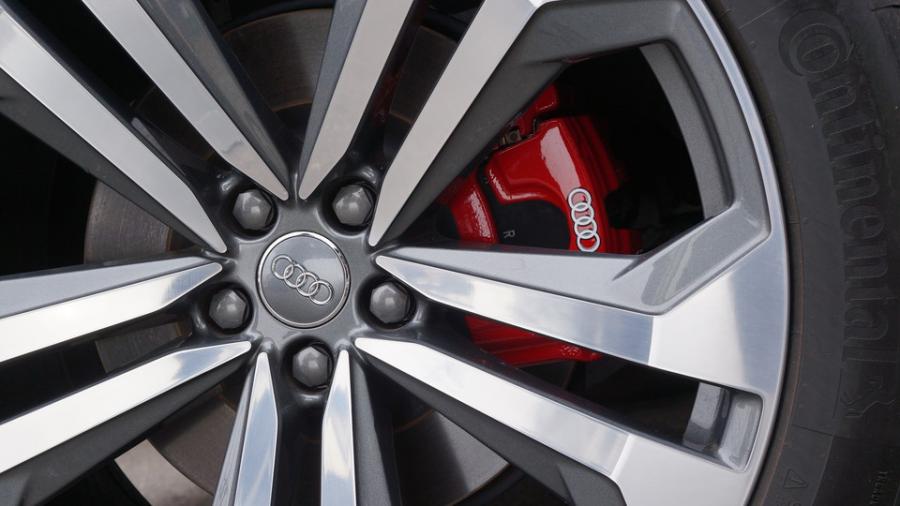 キャリパー塗装施工事例：アウディQ8　キャリパー塗装COLOR:#001 Italian losso solid IMG8_2277_ehIQTm_sub6.jpg