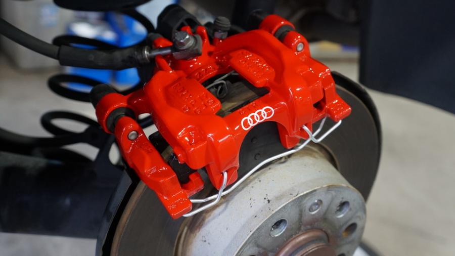 キャリパー塗装施工事例：アウディQ2　キャリパー塗装COLOR:#001 Italian losso solid IMG8_2281_T6GsDD_sub2.jpg