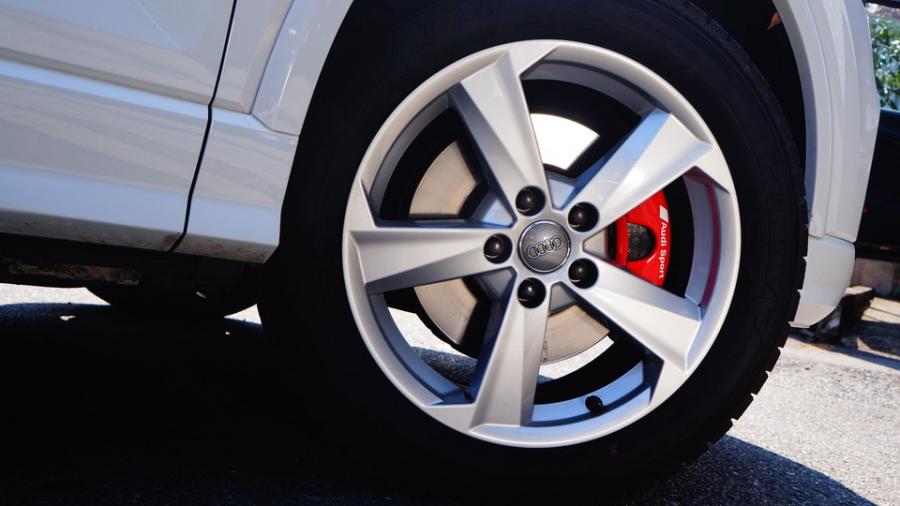 キャリパー塗装施工事例：アウディQ2　キャリパー塗装COLOR:#001 Italian losso solid IMG8_2281_T6GsDD_sub4.jpg