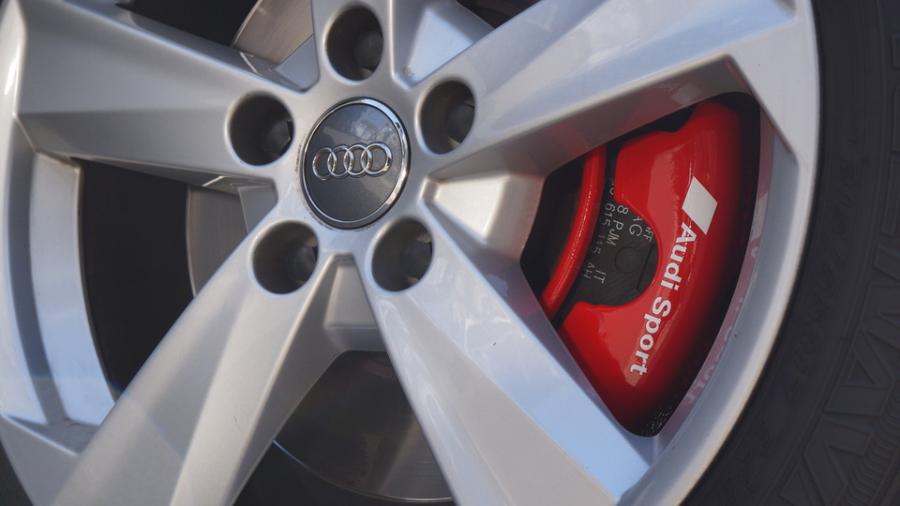 キャリパー塗装施工事例：アウディQ2　キャリパー塗装COLOR:#001 Italian losso solid IMG8_2281_T6GsDD_sub5.jpg