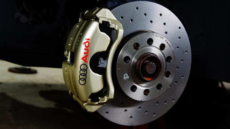 キャリパー塗装施工事例：アウディA3　キャリパー塗装＆ローター塗装COLOR:#008 Flash champagne gold＆#004 Blast light gray metalic　ローター加工Type:DD IMG8_2292_hlplS2_sub1.jpg