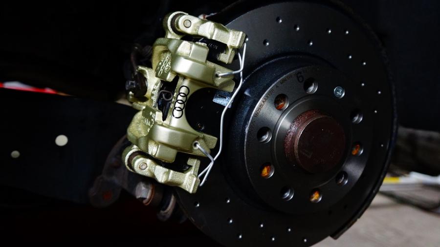 キャリパー塗装施工事例：アウディA3　キャリパー塗装＆ローター塗装COLOR:#008 Flash champagne gold＆#004 Blast light gray metalic　ローター加工Type:DD IMG8_2292_hlplS2_sub2.jpg