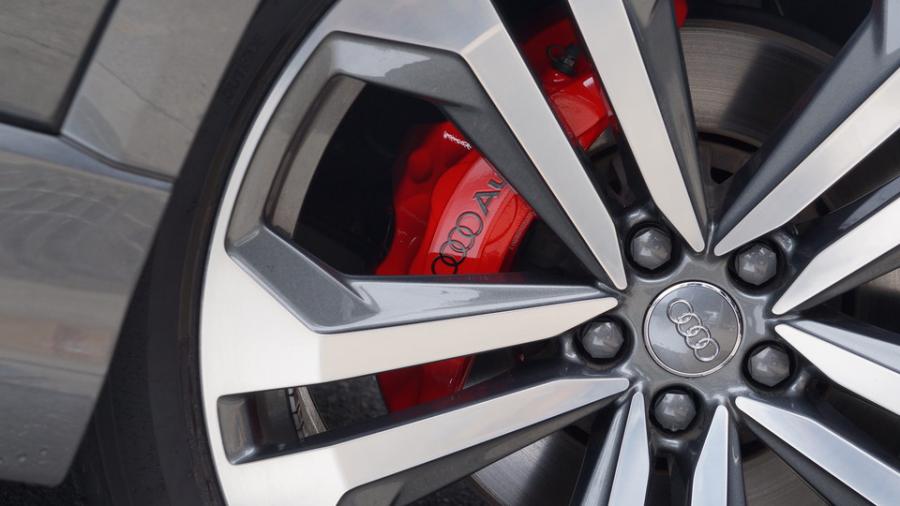 キャリパー塗装施工事例：アウディQ8 キャリパー塗装COLOR:#001 Italian losso solid IMG8_2307_rhanbi_sub7.jpg