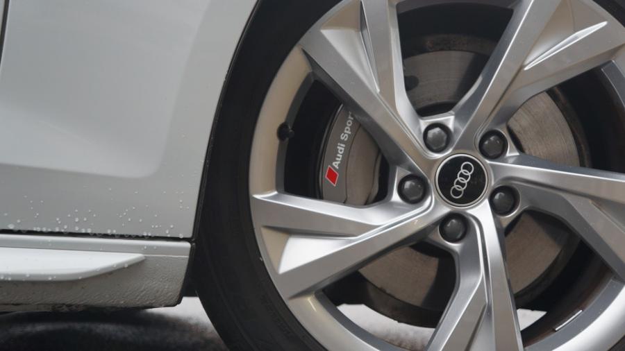 キャリパー塗装施工事例：アウディA4　キャリパー塗装COLOR:オリジナルグレー調色カラー IMG8_2368_734lOt_sub4.jpg