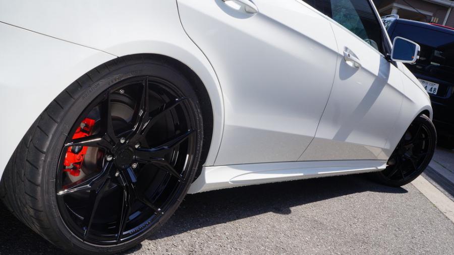 キャリパー塗装施工事例：メルセデスベンツEクラス　キャリパー塗装COLOR:#001 Italian losso solid IMG9_2305_AALkAI_sub3.jpg