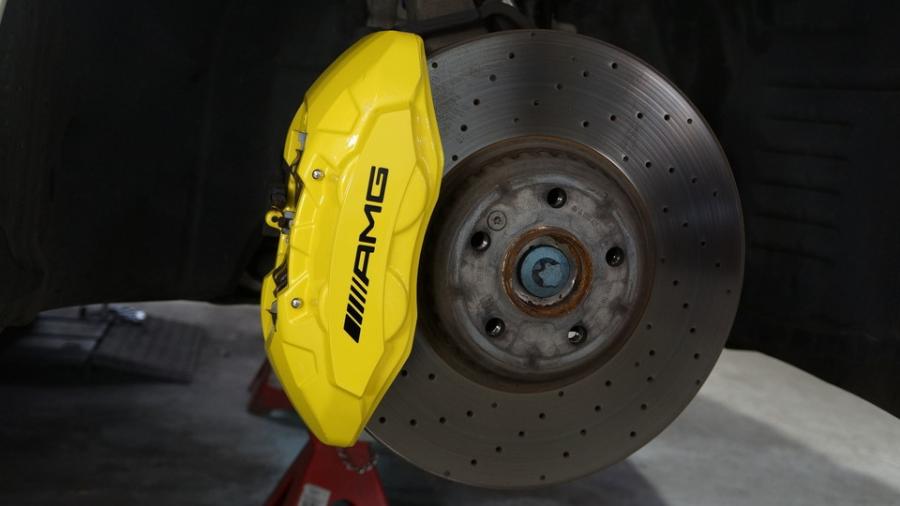 キャリパー塗装施工事例：ベンツC43AMG　キャリパー塗装COLOR:#002 giallo modena IMG9_2316_iXKC3N_sub1.jpg